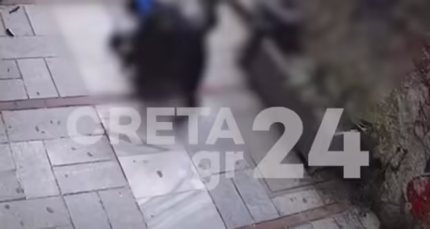 Ηράκλειο: Η στιγμή που γυναίκα ξυλοκοπεί στη μέση του δρόμου τη θεία της για «τα κληρονομικά»