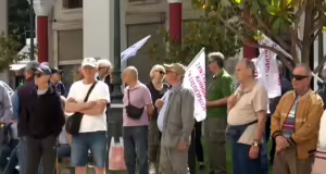 Θεσσαλονίκη: Διαμαρτυρία συνταξιούχων στα κεντρικά γραφεία του ΕΦΚΑ