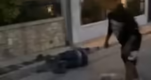 Γλυκά Νερά: Η στιγμή που ο 17χρονος γρονθοκοπεί τον 48χρονο και τον ρίχνει στο έδαφος