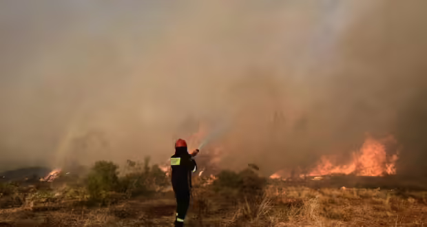 Φωτιά στην Ανάφη: Μεταβαίνουν πυροσβεστικές δυνάμεις από τη Σαντορίνη