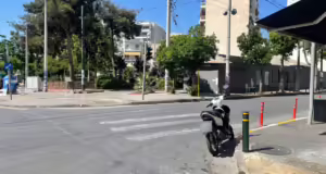Τροχαίο ατύχημα στα Καμίνια: Οδηγός ΙΧ πέρασε με κόκκινο, παρέσυρε ανήλικα και εξαφανίστηκε