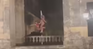 Κέρκυρα: Εικόνες ντροπής στα παλιά Ανάκτορα – Κάνουν pole dancing στο ιστορικό μνημείο