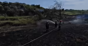 Φωτιά στο Μαρκόπουλο: Καλύτερη η εικόνα με διάσπαρτες εστίες – Εκτροπές της κυκλοφορίας