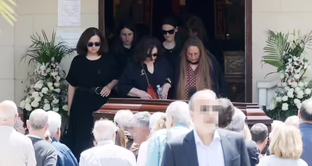 Αχιλλέας Θεοφίλου: Πλήθος καλλιτεχνών στην κηδεία του – «Ο μεγαλύτερος παραγωγός της Ελλάδας με ανεκτίμητο έργο, ήταν δικός μας άνθρωπος»