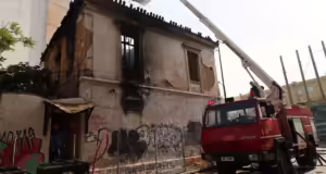 Φωτιά σε εγκαταλελειμμένο κτιριο στην Λιοσίων – Στο σημείο 12 πυροσβέστες