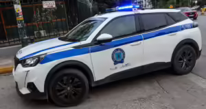 Αυτοκίνητο έπεσε πάνω σε ποδήλατα στη λεωφόρο Ποσειδώνος – 4 τραυματίες