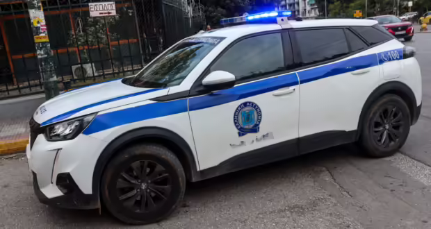 Αυτοκίνητο έπεσε πάνω σε ποδήλατα στη λεωφόρο Ποσειδώνος – 4 τραυματίες