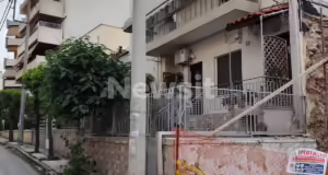 Νέα Χαλκηδόνα: «Όποιος μπήκε στο σπίτι ήταν γνωστός της» λέει γειτόνισσα της 48χρονης που βρέθηκε στραγγαλισμένη