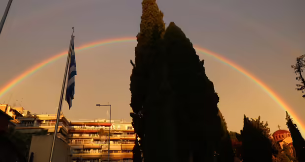 Θεσσαλονίκη: Εντυπωσιακό ουράνιο τόξο «τύλιξε» την πόλη (εικόνες)