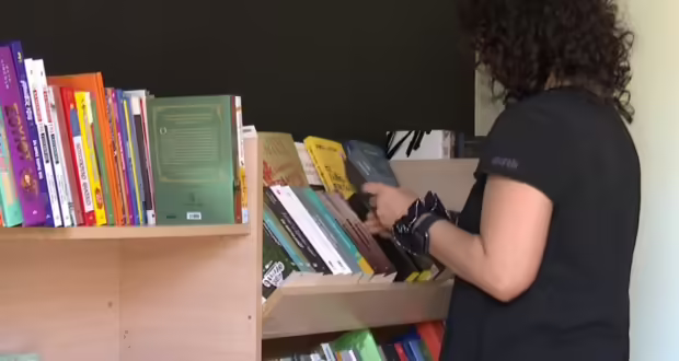 “Πέτρα Ψαλίδι Χαρτί”: Το μικρό βιβλιοπωλείο στην Καλλιμασιά Χίου που “ενώνει” τους ανθρώπους