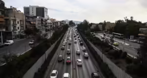 Τροχαίο στη Λεωφόρο Μεσογείων: Μηχανή «καρφώθηκε» σε λεωφορείο, ένας τραυματίας