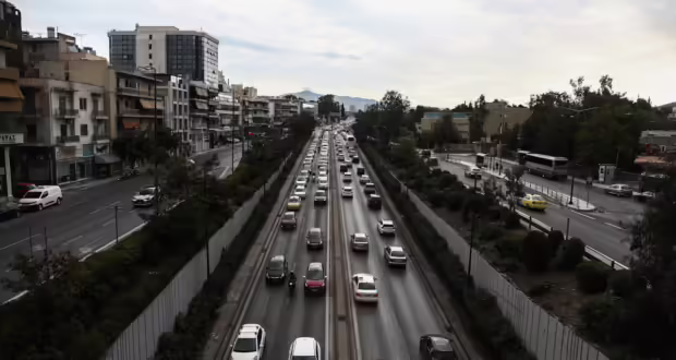 Τροχαίο στη Λεωφόρο Μεσογείων: Μηχανή «καρφώθηκε» σε λεωφορείο, ένας τραυματίας