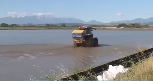 Ημαθία: Εντυπωσιακές εικόνες από τη σπορά του ρυζιού στο Κλειδί