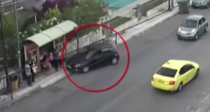 Χαλάνδρι: Η στιγμή που το αυτοκίνητο του 45χρονου πέφτει στον κόσμο που περίμενε στη στάση λεωφορείου