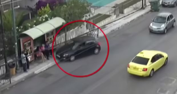 Χαλάνδρι: Η στιγμή που το αυτοκίνητο του 45χρονου πέφτει στον κόσμο που περίμενε στη στάση λεωφορείου