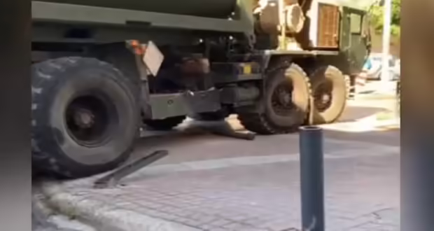 Θεσσαλονίκη: Στρατιωτικό όχημα ανέβηκε σε πεζοδρόμιο και γκρέμισε σιδερένια πασαλάκια (βίντεο)