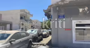 Ηράκλειο: Κατέρρευσε τμήμα κτιρίου – Σωρός από μπάζα δίπλα σε σταθμευμένα αυτοκίνητα