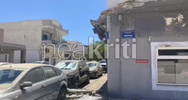 Ηράκλειο: Κατέρρευσε τμήμα κτιρίου – Σωρός από μπάζα δίπλα σε σταθμευμένα αυτοκίνητα