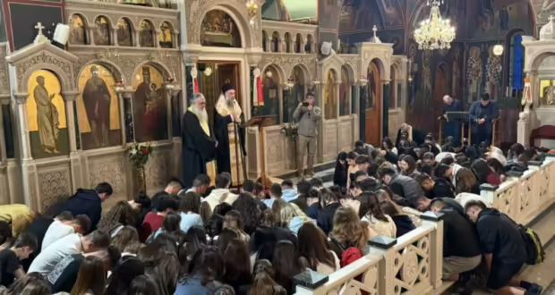 Τρίκαλα: Ο Μητροπολίτης μοίρασε ευλογημένα στυλό σε δεκάδες μαθητές ενόψει πανελληνίων και σχολικών εξετάσεων