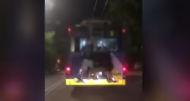 Πατήσια: 3 νεαροί κρεμάστηκαν στο πίσω μέρος τρόλεϊ για να πάνε «βόλτα» – Δείτε βίντεο