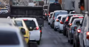Φορτηγό έπεσε πάνω σε ταμπέλες στην περιφερειακή Υμηττού – Ανοιχτή μόνο η μία λωρίδα, μεγάλο μποτιλιάρισμα