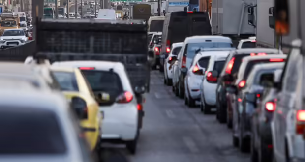 Φορτηγό έπεσε πάνω σε ταμπέλες στην περιφερειακή Υμηττού – Ανοιχτή μόνο η μία λωρίδα, μεγάλο μποτιλιάρισμα