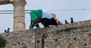 Νέα Αριστερά: Προσαγωγές μελών του κόμματος που προσπάθησαν να ανοίξουν παλαιστινιακή σημαία στην είσοδο της Ακρόπολης