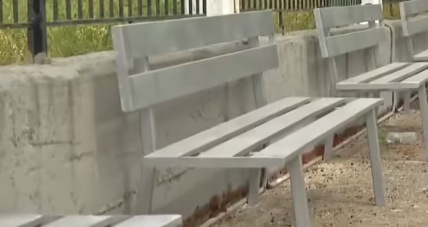 Μεσοβούνι Θεσπρωτίας: Ψάχνουν να βρουν ποιος τοποθέτησε παγκάκια στο νεκροταφείο αντί για την πλατεία