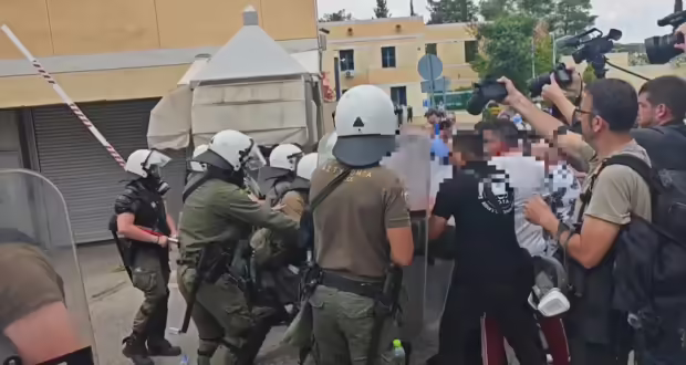 Απεργία ταξί: Επεισόδια έξω από το υπουργείο Μεταφορών – Κυνηγητό και χρήση χημικών