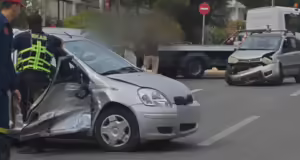 Γλυφάδα: Τουρίστας παραβίασε «STOP» και προκάλεσε τροχαίο με 2 τραυματίες και 4 οχήματα