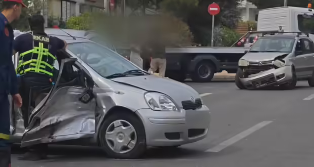 Γλυφάδα: Τουρίστας παραβίασε «STOP» και προκάλεσε τροχαίο με 2 τραυματίες και 4 οχήματα