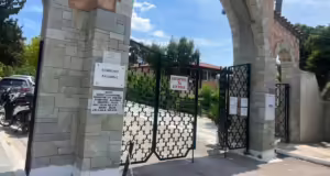 Καλλιθέα: Θρήνος στο τελευταίο «αντίο» στην 7χρονη Αγγελίνα – «Σήμερα η πόρτα του σχολείου δεν άνοιξε για σένα»
