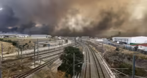 Φωτιά στον Ασπρόπυργο δίπλα στην Αττική Οδό