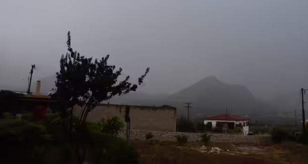Ο καιρός σήμερα: «Φθινοπωρινό» το σκηνικό με βροχές και καταιγίδες – Πού και πότε τα φαινόμενα θα είναι ισχυρά
