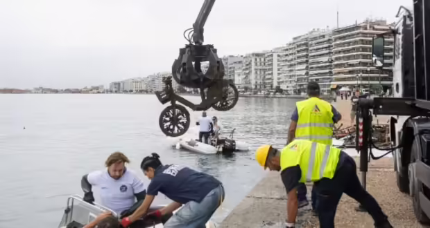 Θεσσαλονίκη: Καταδρομείς μάζεψαν σκουπίδια από τον Θερμαϊκό
