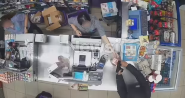 Βύρωνας: Συμμορία ανηλίκων μπούκαρε και λήστευε καταστήματα – Βίντεο ντοκουμέντο