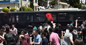 Πορεία στο κέντρο της Αθήνας για την Παλαιστίνη: Διαδηλωτές πέταξαν κόκκινες μπογιές στις κλούβες των ΜΑΤ