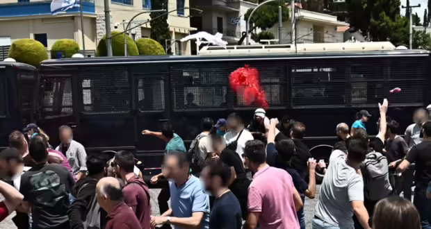 Πορεία στο κέντρο της Αθήνας για την Παλαιστίνη: Διαδηλωτές πέταξαν κόκκινες μπογιές στις κλούβες των ΜΑΤ