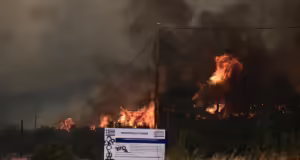 Φωτιά στον Ασπρόπυργο στην περιοχή Τζαβερδέλα: Πυροσβέστες και αεροσκάφη δίνουν μάχη με τις φλόγες και τους ανέμους
