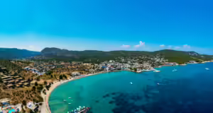 Γαλάζιες Σημαίες 2025 κοντά στην Αθήνα και τη Θεσσαλονίκη – Δείτε τις παραλίες που βραβεύτηκαν σε όλη την Ελλάδα