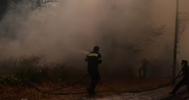 Φωτιά στην Βαρυμπόμπη, 18 πυροσβέστες στο σημείο για την κατάσβεσή της