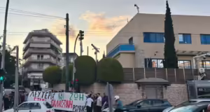 Διαμαρτυρία Ρουβίκωνα στην πρεσβεία του Ισραήλ στο Ψυχικό – Πέταξαν τρικάκια, πάνω από 50 προσαγωγές