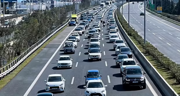 Κίνηση στους δρόμους: Χάος σε Κηφισό, κέντρο της Αθήνας και Κηφισίας – Καθυστερήσεις 30 λεπτών στην Αττική Οδό