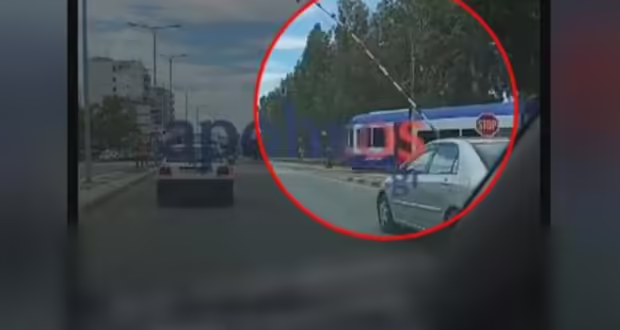 Πάτρα: Η στιγμή που τρένο του Προαστιακού περνά φυλασσόμενη διάβαση με τις μπάρες ανοιχτές