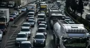 Τροχαίο στον Κηφισό: Αυτοκίνητο συγκρούστηκε με φορτηγό στην άνοδο – Μποτιλιάρισμα στο ύψος των Σεπολίων