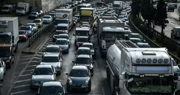 Τροχαίο στον Κηφισό: Αυτοκίνητο συγκρούστηκε με φορτηγό στην άνοδο – Μποτιλιάρισμα στο ύψος των Σεπολίων