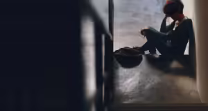 Θεσσαλονίκη: Στο φάσμα του αυτισμού ο 13χρονος που τον έκαψαν με τσιγάρο στο προαύλιο σχολείο – Τον κόλλησαν στον τοίχο και του πέταξαν μπάλα