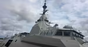 Επιβλητικές οι 3 ελληνικές Belharra στη Λοριάν – Πλάνα από τον εξοπλισμό και το πλήρωμα της φρεγάτας «Κίμων»