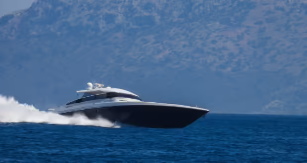 Θαλαμηγός με 7 επιβαίνοντες «έμπαζε» νερά και εξόκειλε στην Πάρο – Έφερε τη σημαία του Λιβάνου