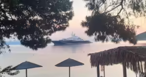 O σεΐχης του Κατάρ Tζασίμ Αλ Θάνι έφτασε και φέτος στη Σκιάθο με την υπερπολυτελή θαλαμηγό «Al Mirqab»